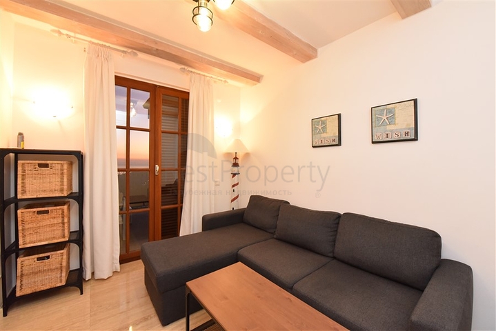 Вилла в итальянском стиле с видом на море и крепость 