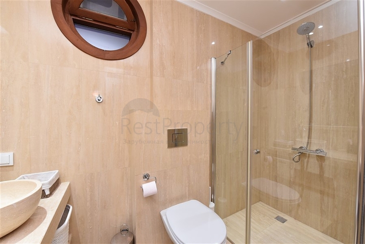 Вилла в итальянском стиле с видом на море и крепость 