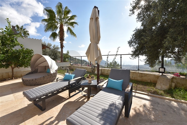 Вилла в итальянском стиле с видом на море и крепость 