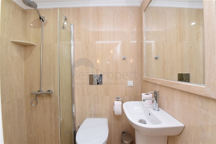 Вилла в итальянском стиле с видом на море и крепость 