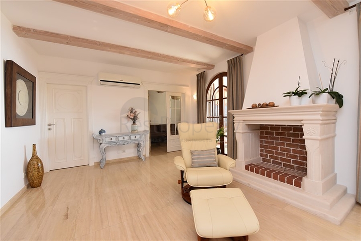 Вилла в итальянском стиле с видом на море и крепость 