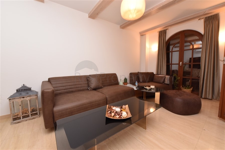 Вилла в итальянском стиле с видом на море и крепость 