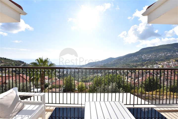 Вилла в итальянском стиле с видом на море и крепость 