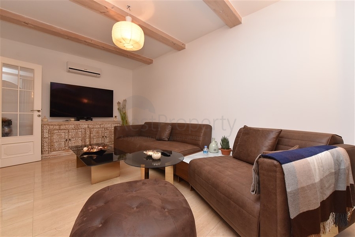 Вилла в итальянском стиле с видом на море и крепость 