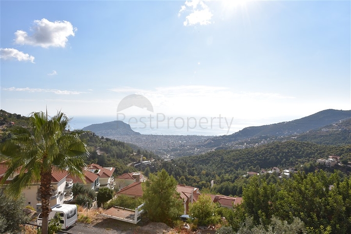 Вилла в итальянском стиле с видом на море и крепость 