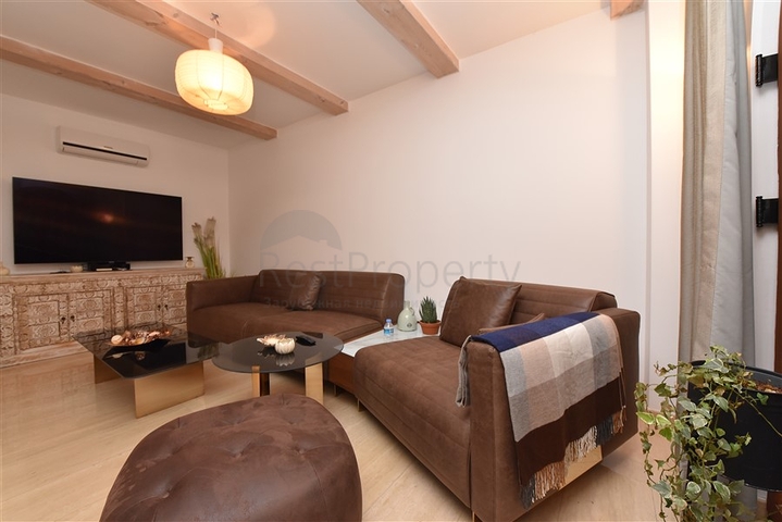 Вилла в итальянском стиле с видом на море и крепость 