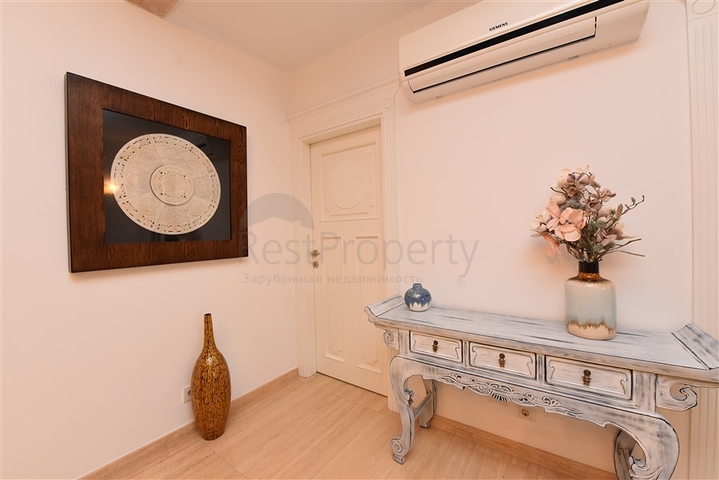 Вилла в итальянском стиле с видом на море и крепость 