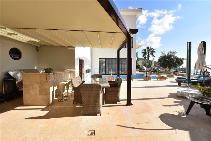 Вилла в итальянском стиле с видом на море и крепость 