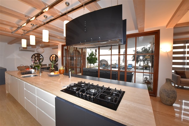 Вилла в итальянском стиле с видом на море и крепость 