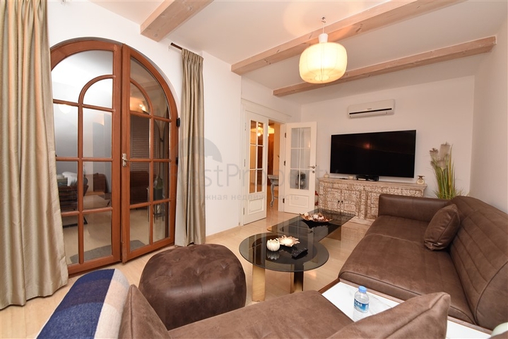 Вилла в итальянском стиле с видом на море и крепость 