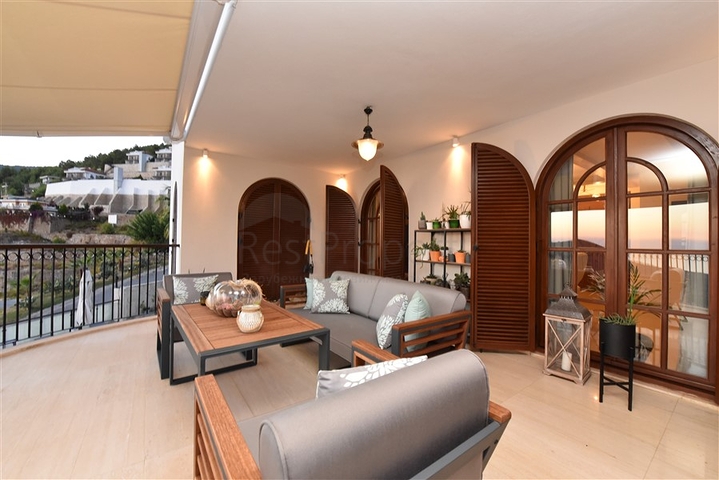 Вилла в итальянском стиле с видом на море и крепость 