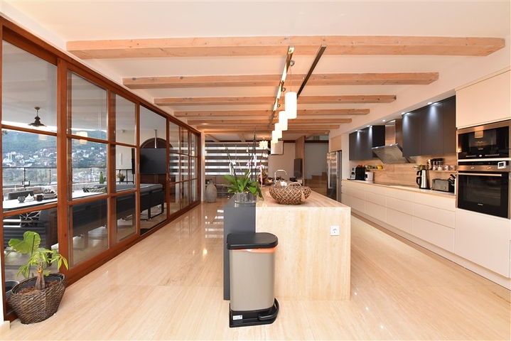 Вилла в итальянском стиле с видом на море и крепость 