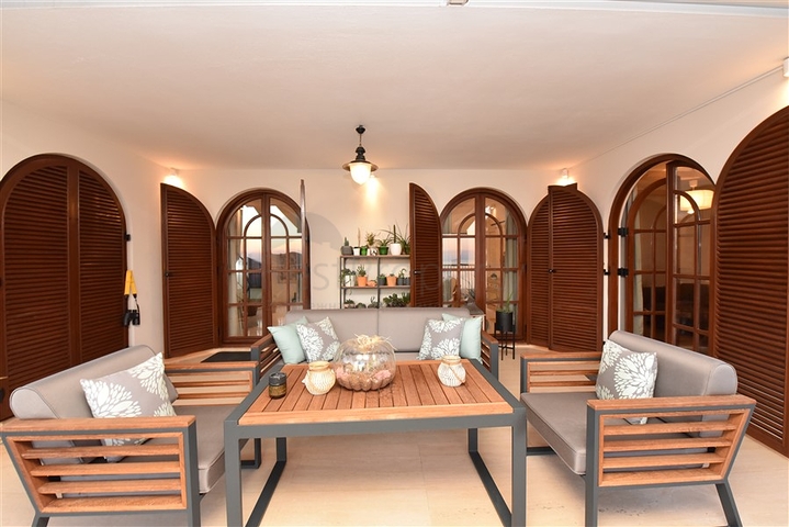 Вилла в итальянском стиле с видом на море и крепость 