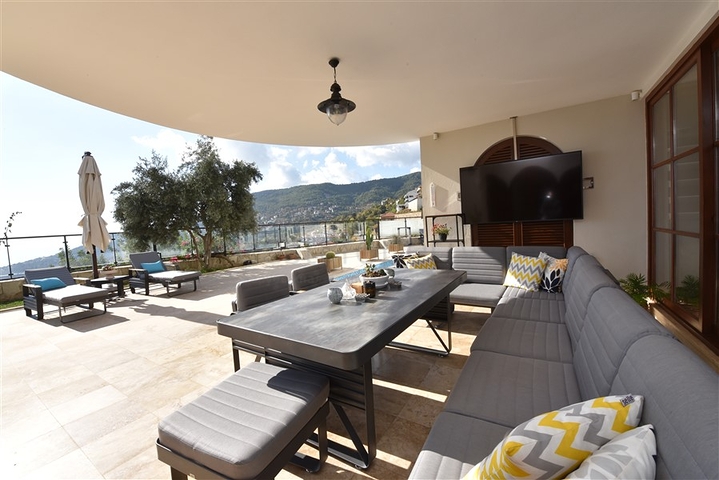 Вилла в итальянском стиле с видом на море и крепость 