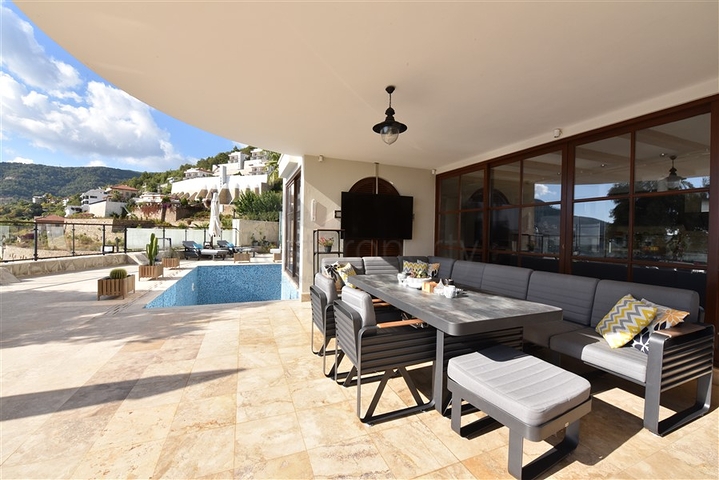 Вилла в итальянском стиле с видом на море и крепость 