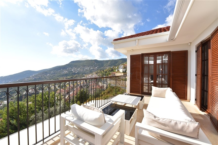 Вилла в итальянском стиле с видом на море и крепость 