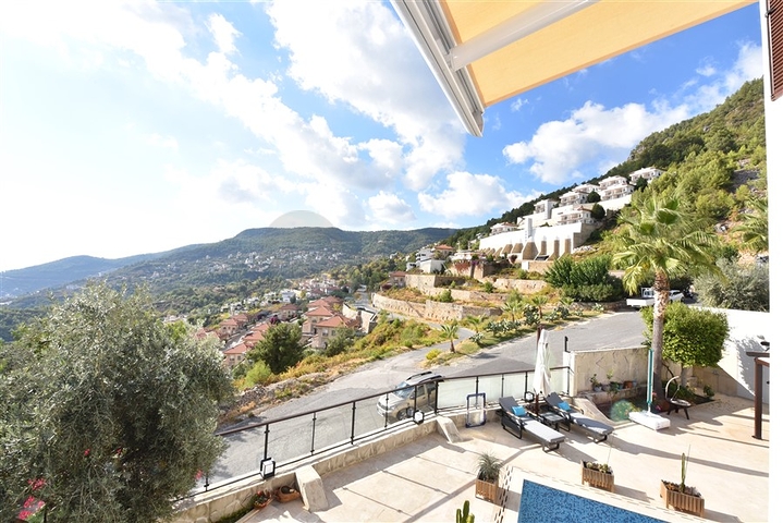 Вилла в итальянском стиле с видом на море и крепость 