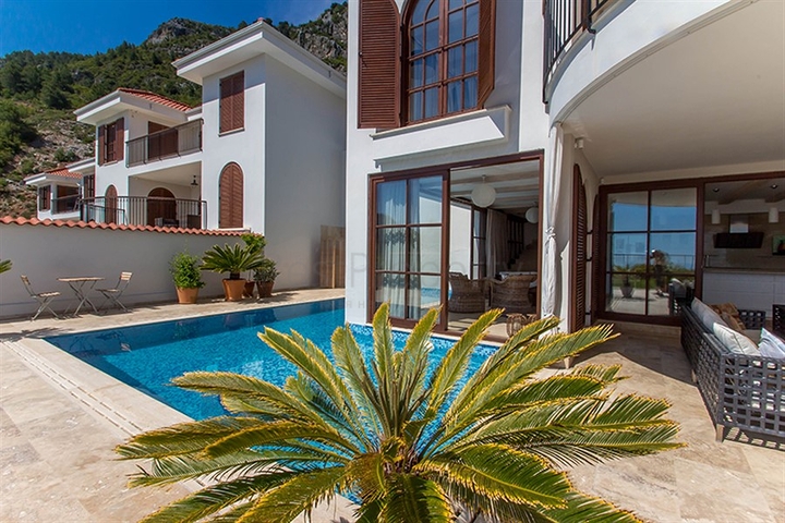 Вилла в итальянском стиле с видом на море и крепость 