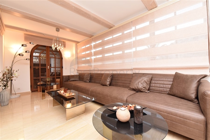 Вилла в итальянском стиле с видом на море и крепость 