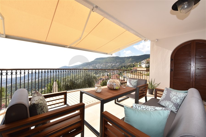 Вилла в итальянском стиле с видом на море и крепость 