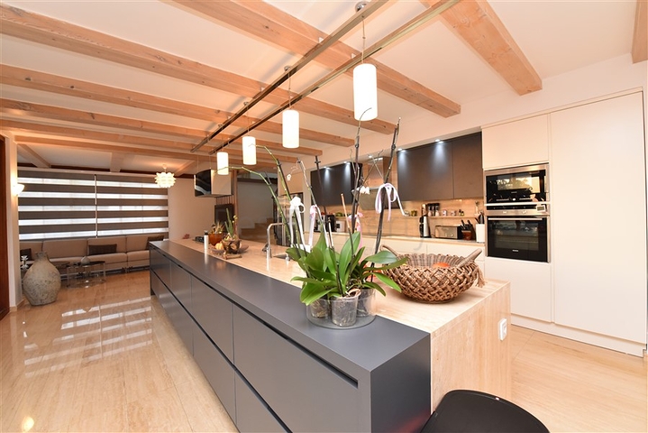 Вилла в итальянском стиле с видом на море и крепость 