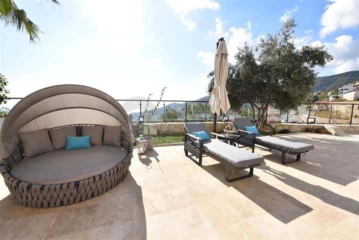 Вилла в итальянском стиле с видом на море и крепость 