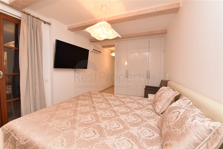 Вилла в итальянском стиле с видом на море и крепость 