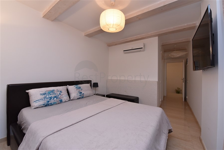 Вилла в итальянском стиле с видом на море и крепость 