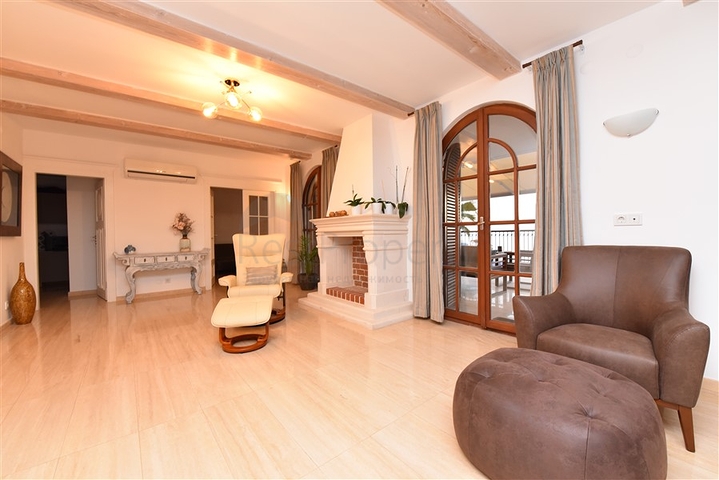 Вилла в итальянском стиле с видом на море и крепость 