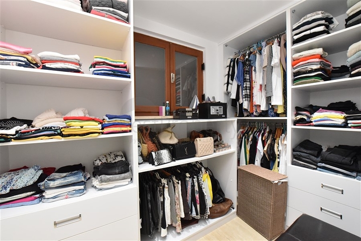 Вилла в итальянском стиле с видом на море и крепость 