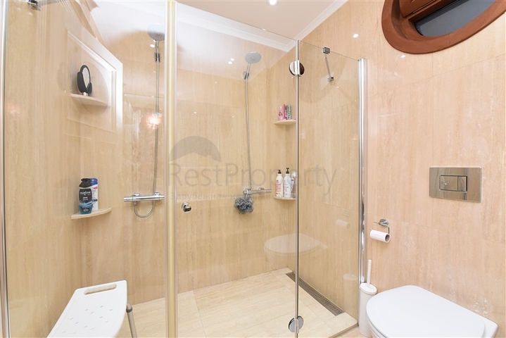 Вилла в итальянском стиле с видом на море и крепость 