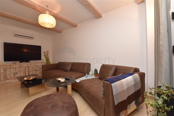 Вилла в итальянском стиле с видом на море и крепость 