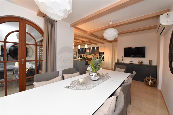 Вилла в итальянском стиле с видом на море и крепость 