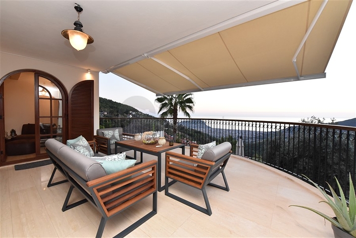 Вилла в итальянском стиле с видом на море и крепость 