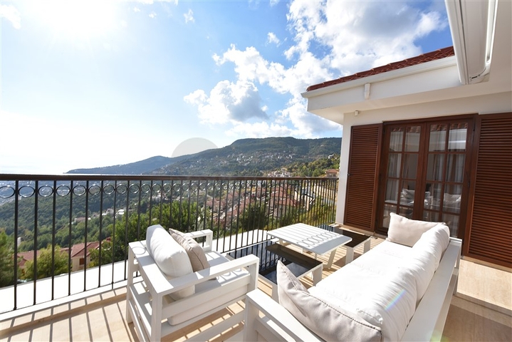 Вилла в итальянском стиле с видом на море и крепость 