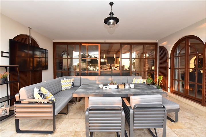 Вилла в итальянском стиле с видом на море и крепость 