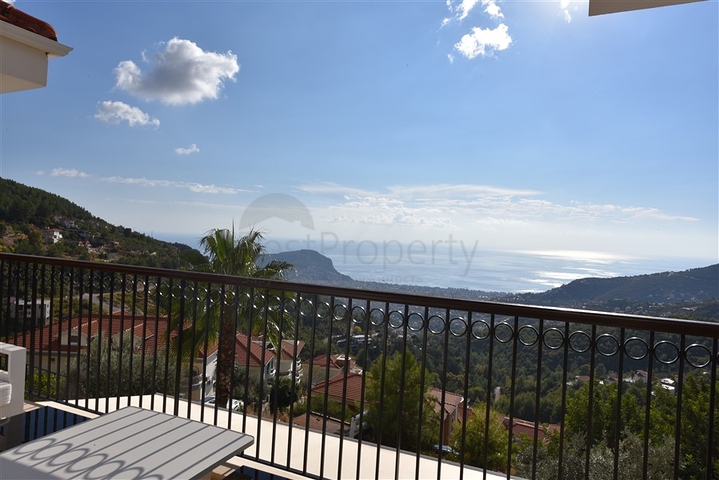 Вилла в итальянском стиле с видом на море и крепость 