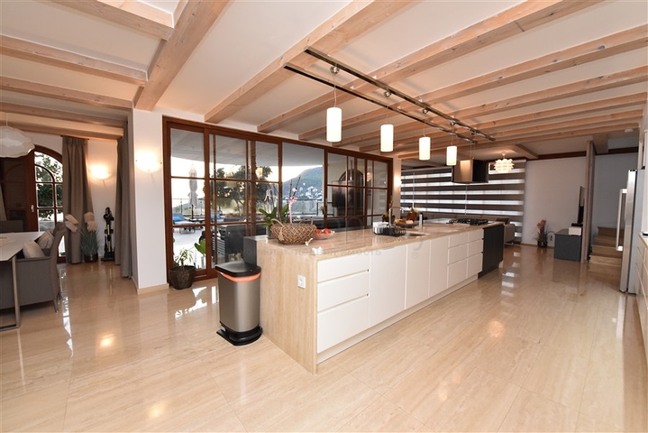 Вилла в итальянском стиле с видом на море и крепость 