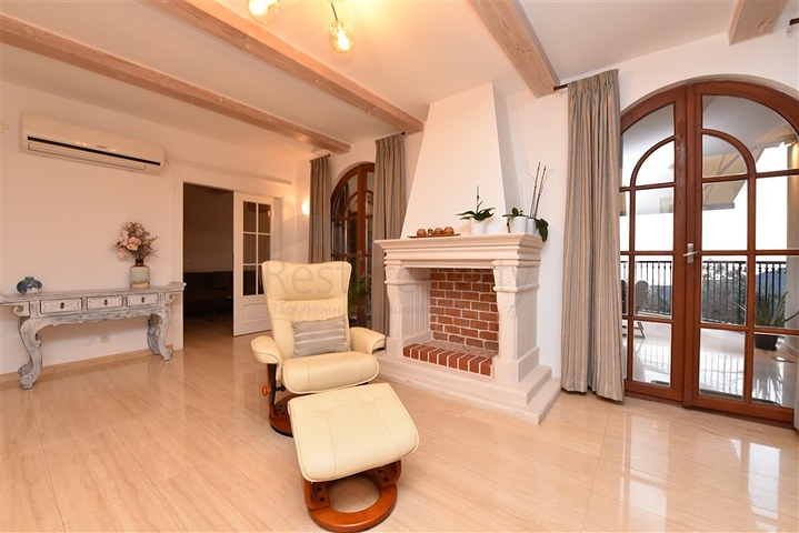 Вилла в итальянском стиле с видом на море и крепость 