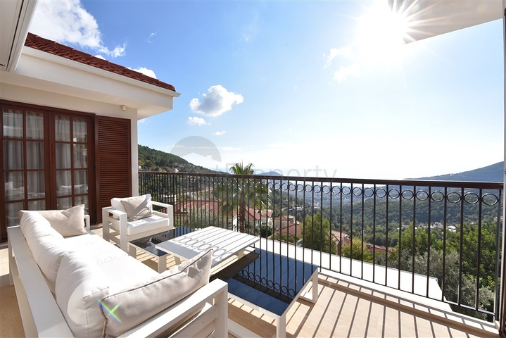 Вилла в итальянском стиле с видом на море и крепость 