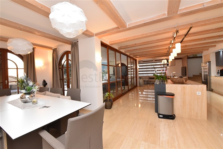 Вилла в итальянском стиле с видом на море и крепость 