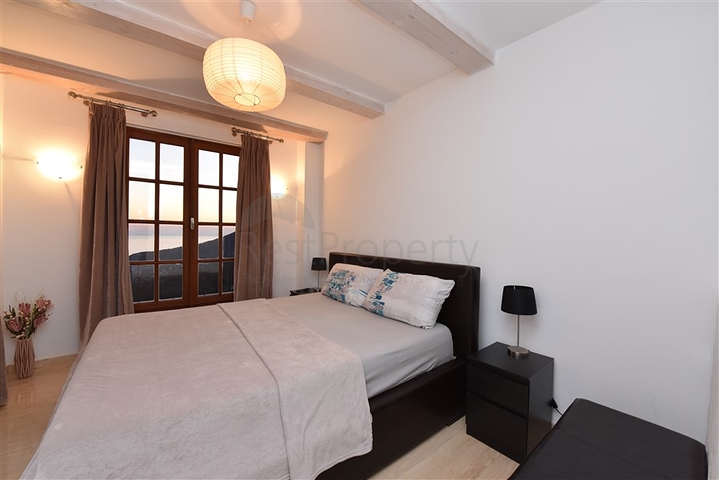 Вилла в итальянском стиле с видом на море и крепость 