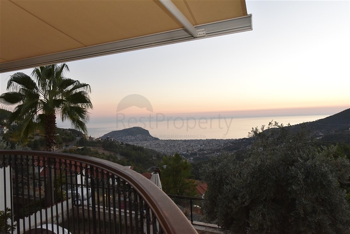 Вилла в итальянском стиле с видом на море и крепость 