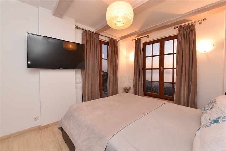 Вилла в итальянском стиле с видом на море и крепость 