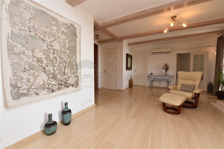 Вилла в итальянском стиле с видом на море и крепость 