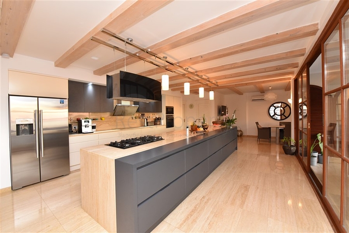 Вилла в итальянском стиле с видом на море и крепость 