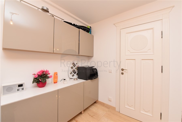 Вилла в итальянском стиле с видом на море и крепость 