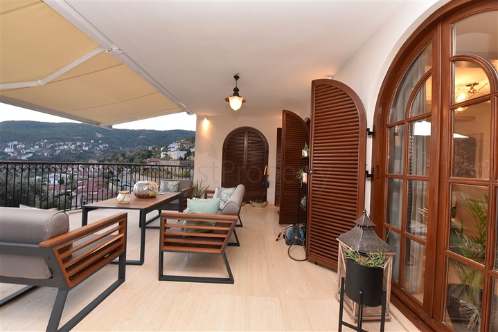 Вилла в итальянском стиле с видом на море и крепость 