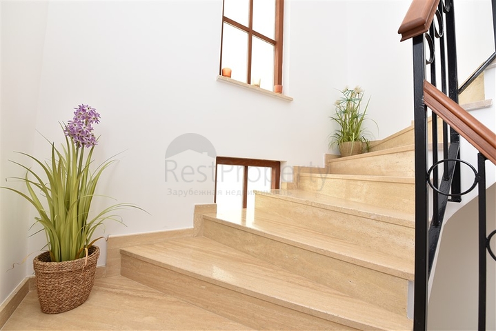 Вилла в итальянском стиле с видом на море и крепость 