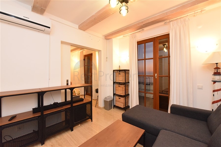 Вилла в итальянском стиле с видом на море и крепость 